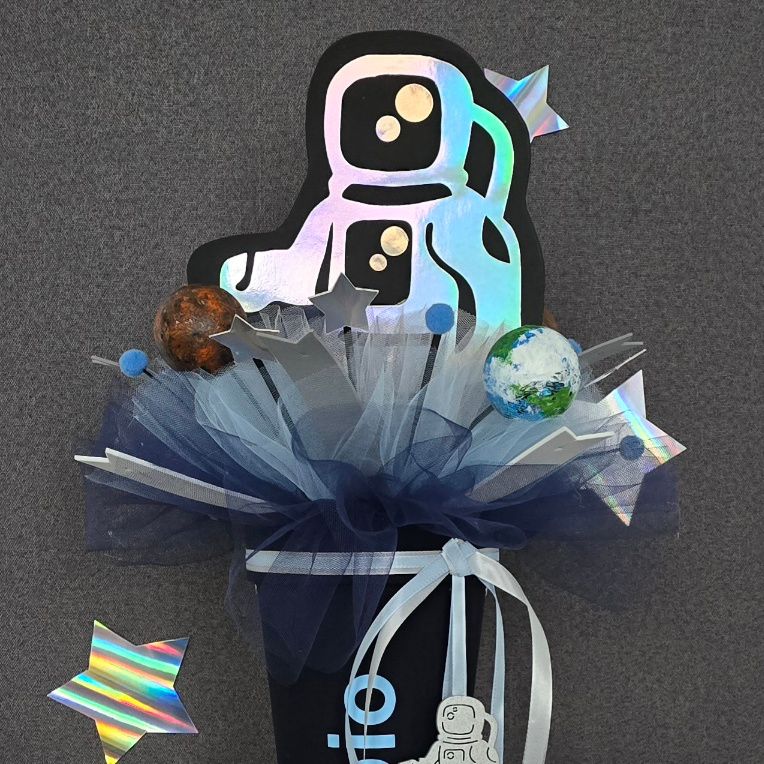 Schultüte für Jungen Weltall mit Figur Astronaut und Planeten in Dunkelblau
