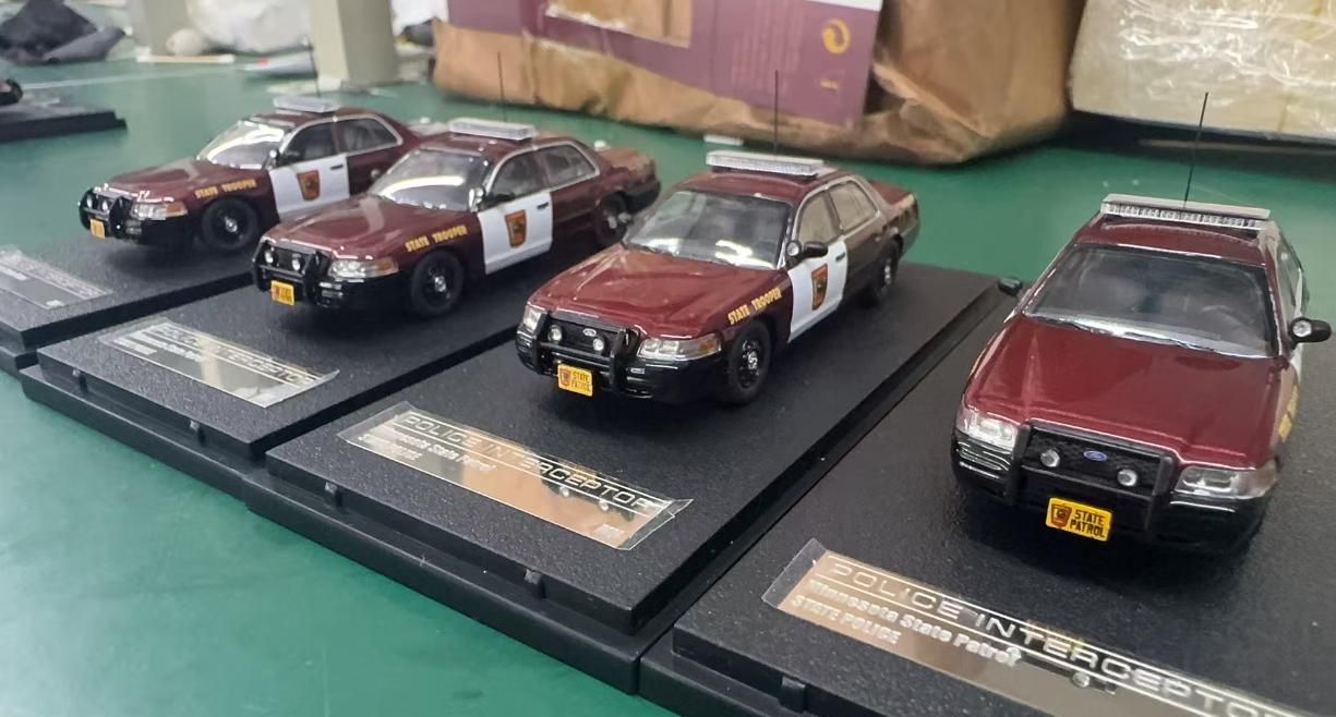 1/64 Minnesota State Patrol Ford Crown Victoria (with gift box)