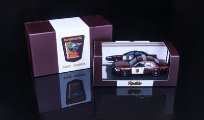 1/64 Minnesota State Patrol Ford Crown Victoria (with gift box)