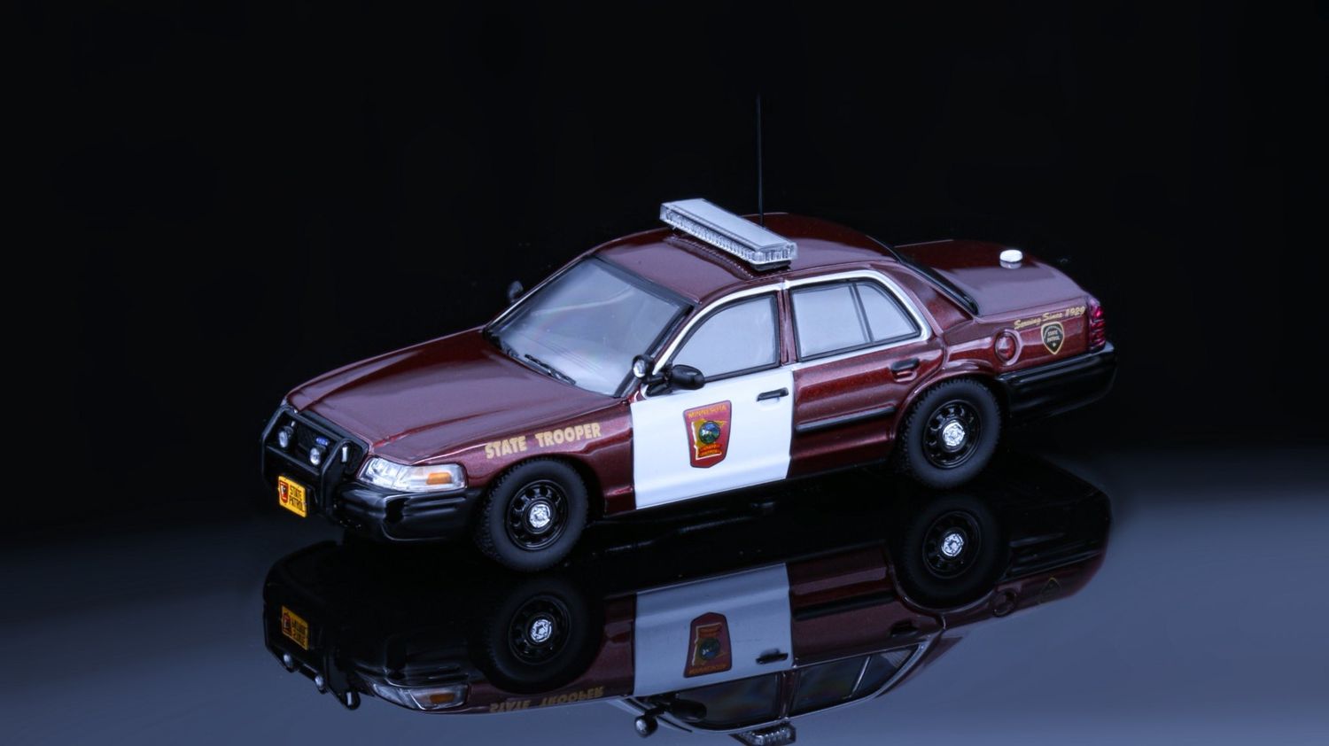1/64 Minnesota State Patrol Ford Crown Victoria (with gift box)