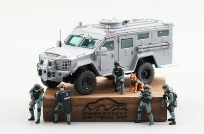 1/64 scale Lenco Bearcat G3 (GREY) with 6 metal figures (see description for complete details)