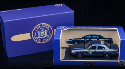 1/64 New York State Police Thruway Ford Crown Victoria slicktop (with gift box)