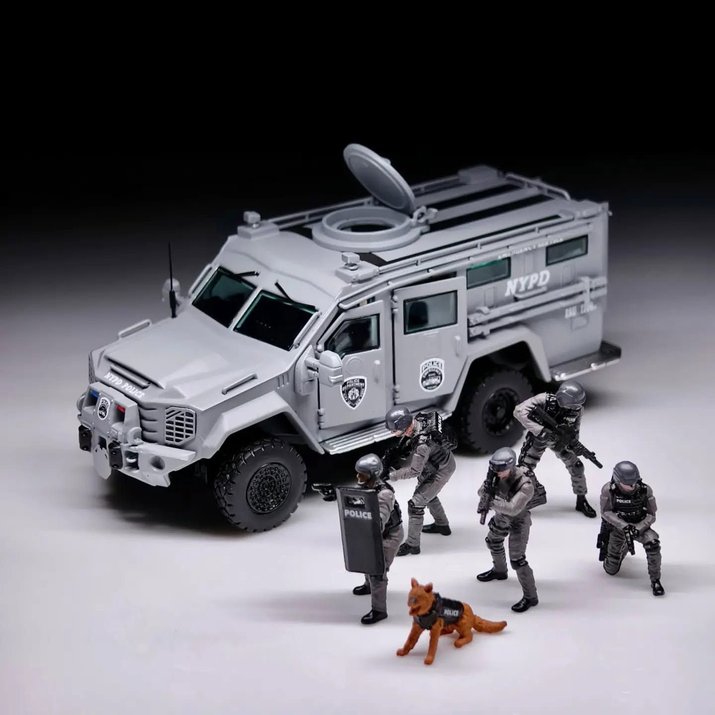1/64 scale NYPD Emergency Service Unit Lenco Bearcat G3 plus 6 metal figures - see description for complete details