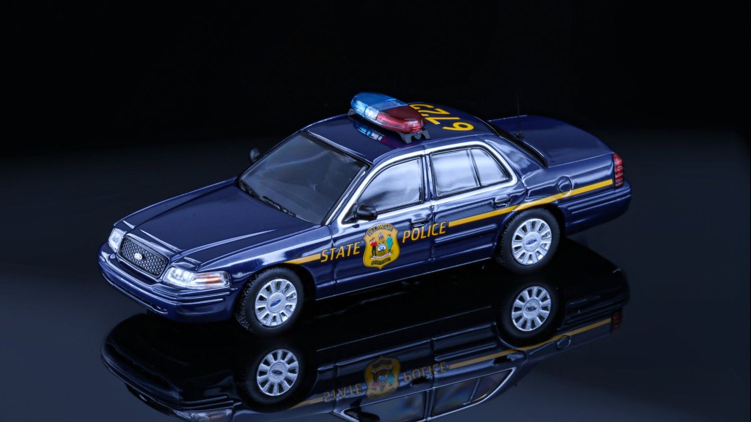 1/64 Delaware State Police Ford Crown Victoria (with gift box)