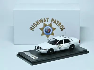 1/64 California Highway Patrol Traffic Enforcement "Polar Bear" Ford Crown Victoria slicktop (with gift box)