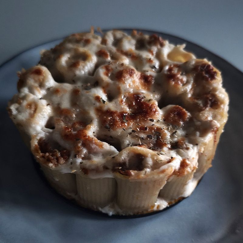 RIGATONI rellenos de Carne gratinados con bechamel y parmesano