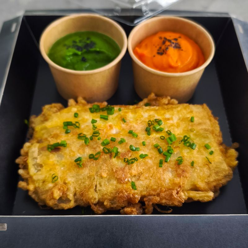 PENCAS rellenas de JAMÓN Y QUESO con salsa casera de piquillos y crema de acelga / ración