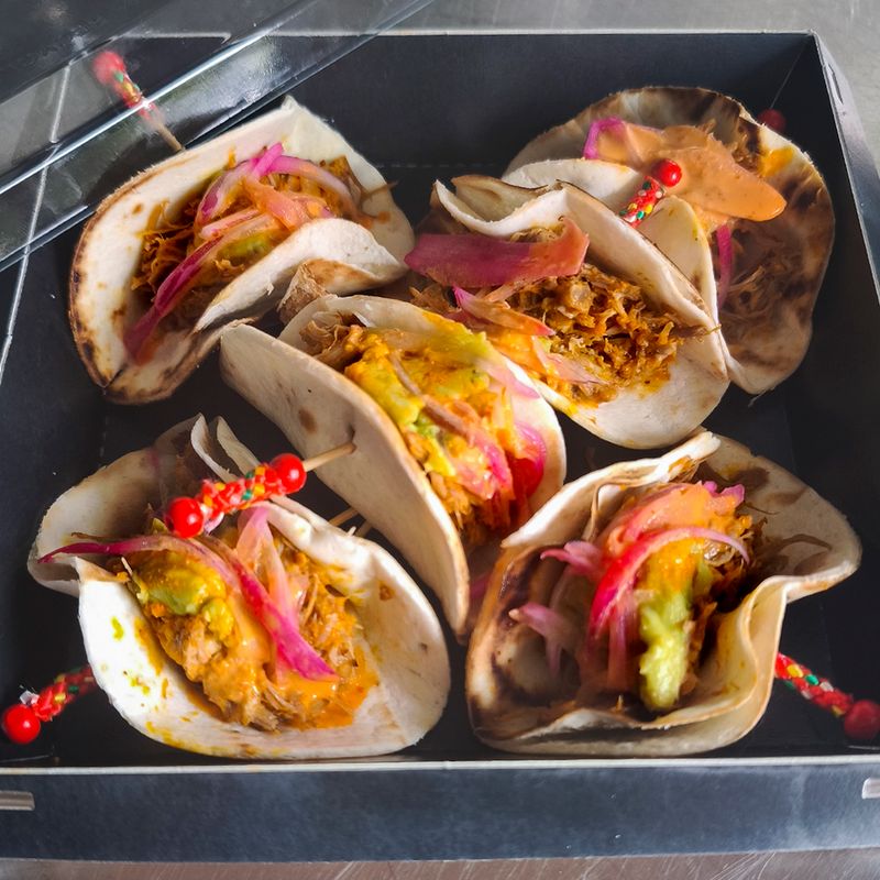 Pack Caja 6 Mini-Tacos Pulled Pork con guacamole y cebolla encurtida