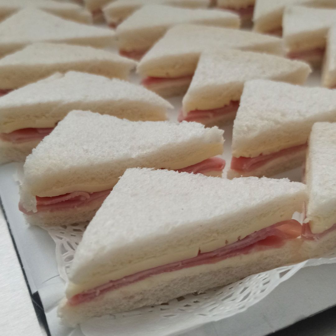 30 Mini-Sandwiches Mixtos de Jamón y Queso