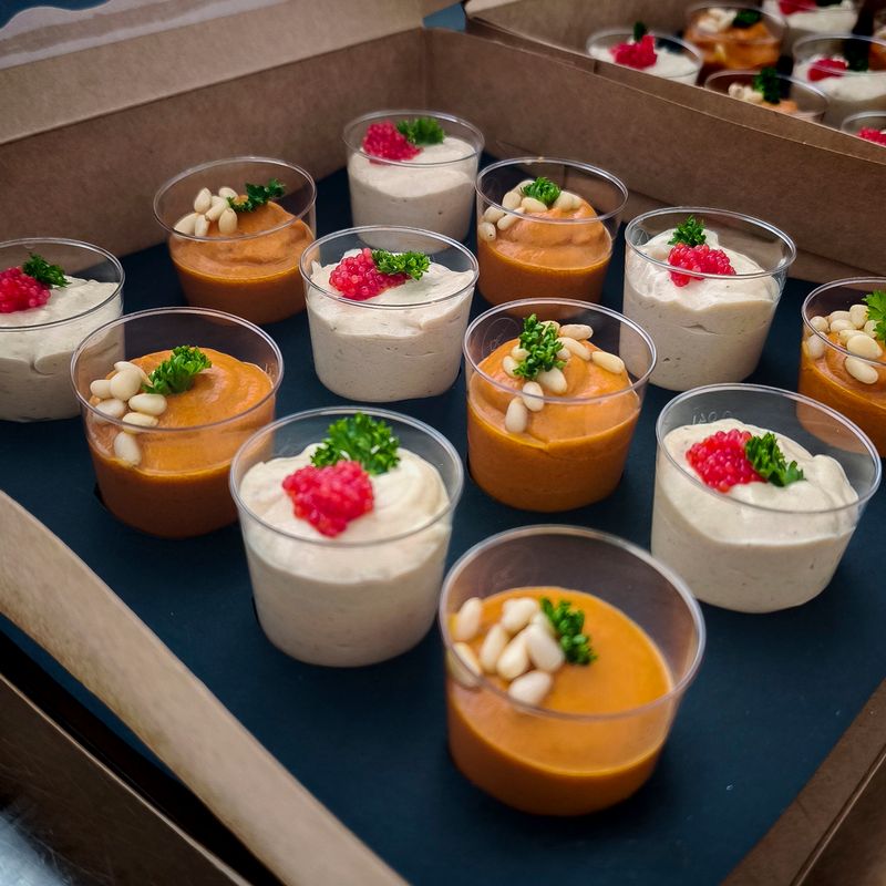 Caja Mixta de 12 vasitos: CREMA de PIMIENTO ROJO con Toque Hindú y VICHYSSOISE