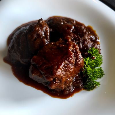 CARRILLERAS de VACUNO al PEDRO XIMÉNEZ / ración CARRILLERAS de VACUNO al PEDRO XIMÉNEZ / ración