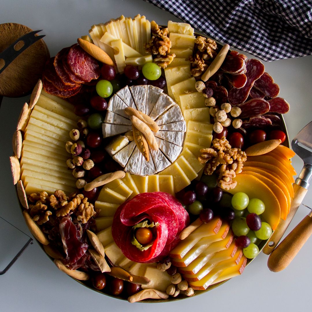 TABLA de QUESOS y EMBUTIDOS TABLA de QUESOS y EMBUTIDOS