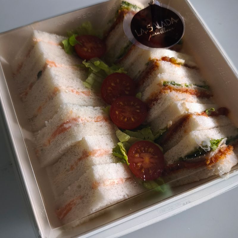 Pack Caja de 12 Mini-Sandwiches - 6 vegetales y 6 de salmón