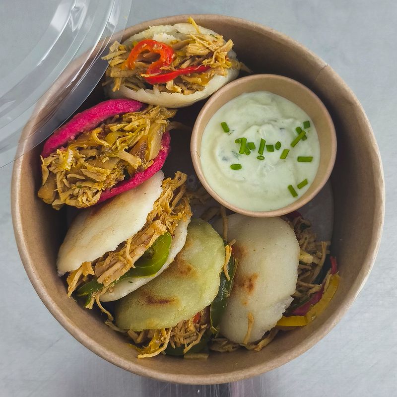 AREPAS rellenas de Pavo y Verduras con salsa de yogur casera