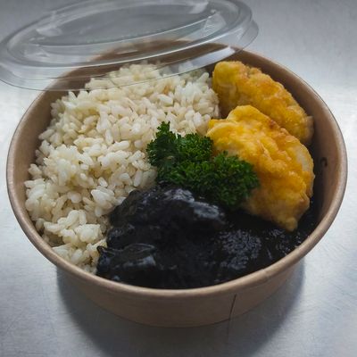 Chipirones en su tinta con arroz y merlucitas albardadas Chipirones en su tinta con arroz y merlucitas albardadas