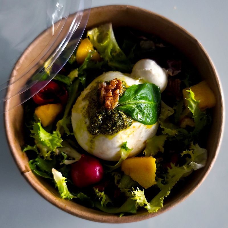 ENSALADA de BURRATA rellena de PESTO con Mango, Cerezas y Nueces