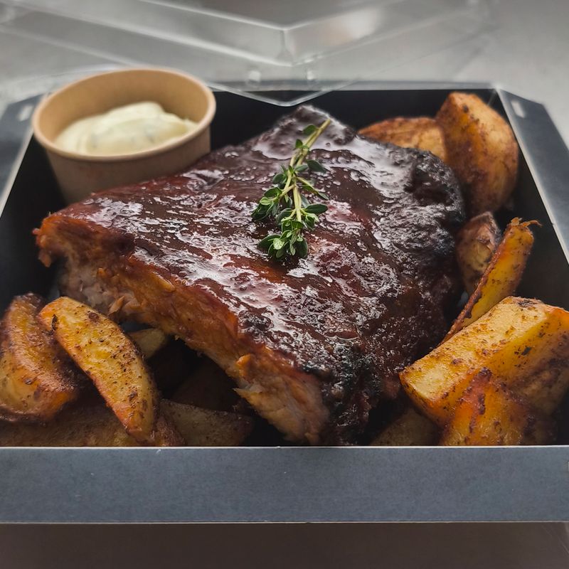 COSTILLAS glaseadas semi-picantes con patatas y alioli