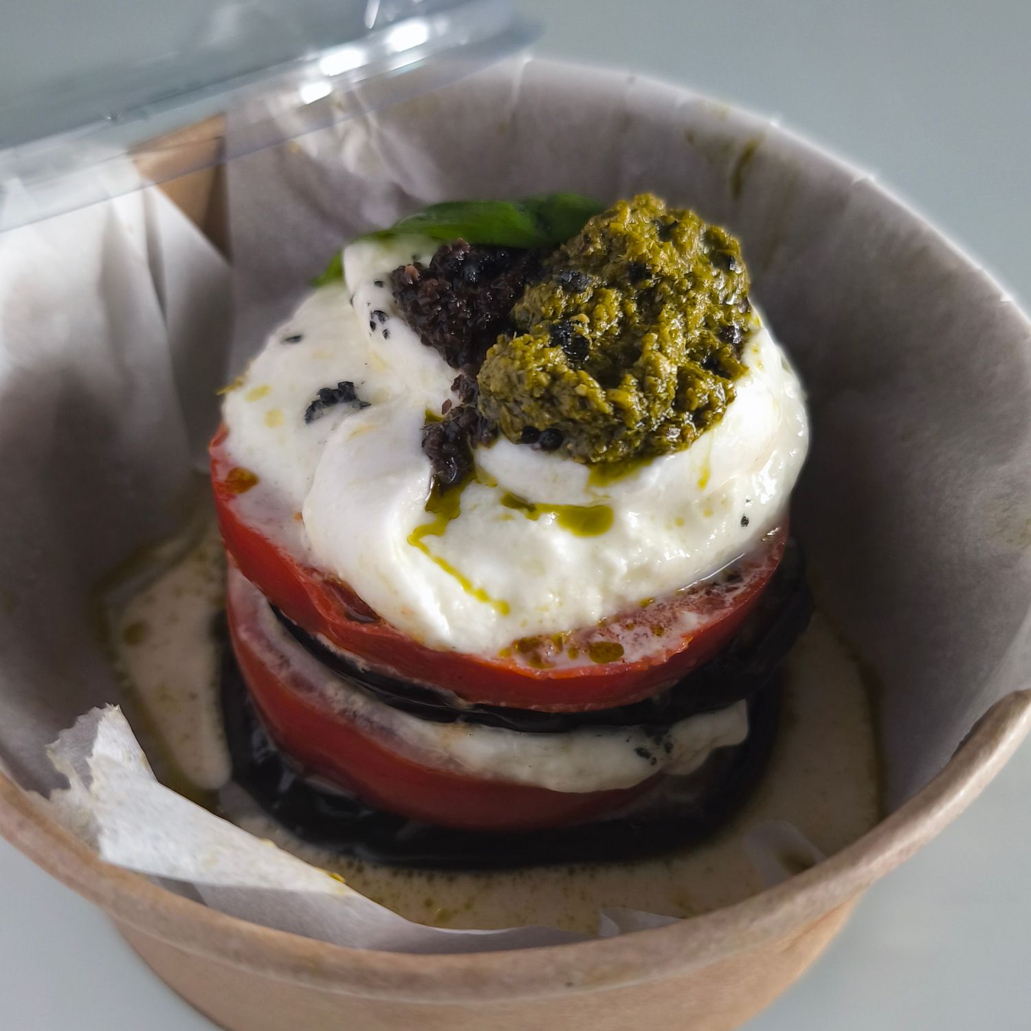 Milhojas de Berenjena, Tomate y Mozzarella con salsas de pesto y trufa Milhojas de Berenjena, Tomate y Mozzarella con salsas de pesto y trufa