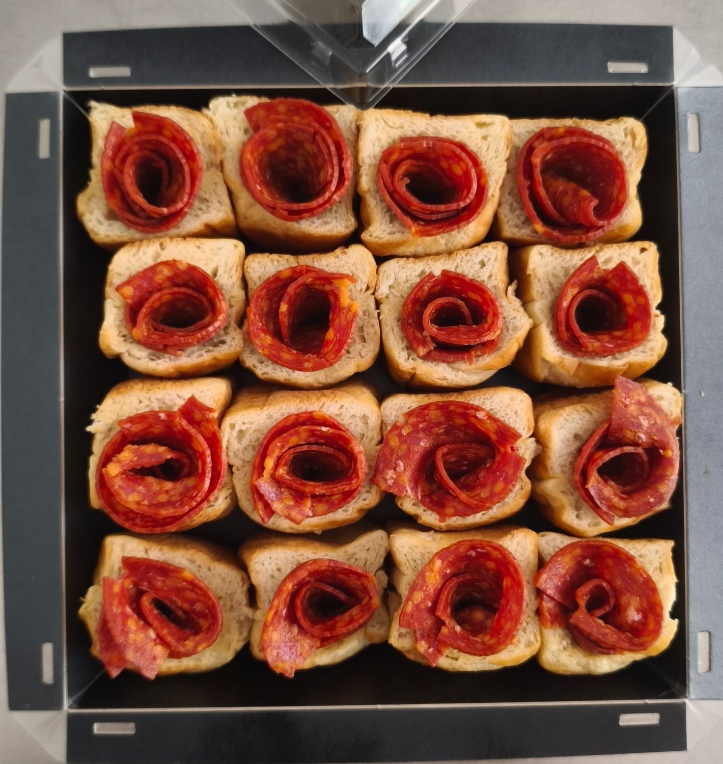 Pack caja 16 mini-brioches con chorizo de Pamplona