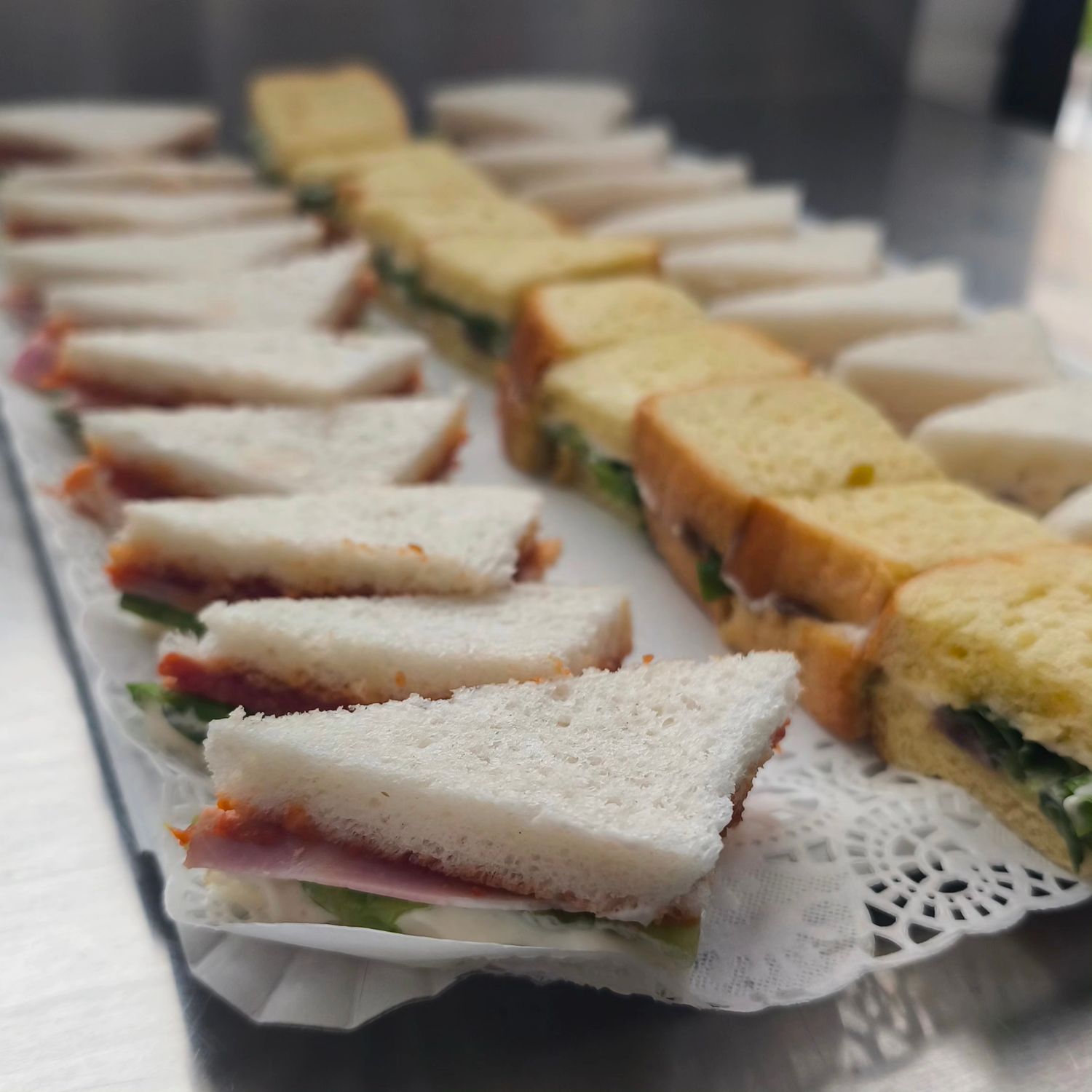 30 Mini-Sandwiches variados / bandeja mixta de 3 clases: 10, 10 y 10