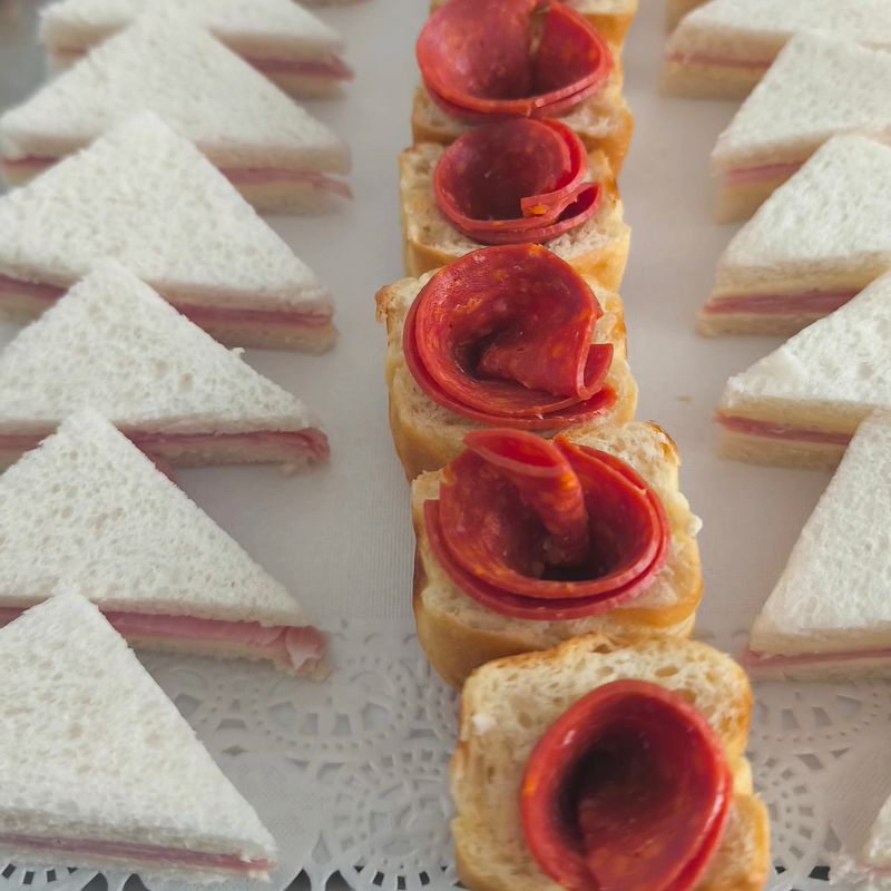 30 Minis / Bandeja mixta de sandwiches jamón y queso y brioche con chorizo de Pamplona