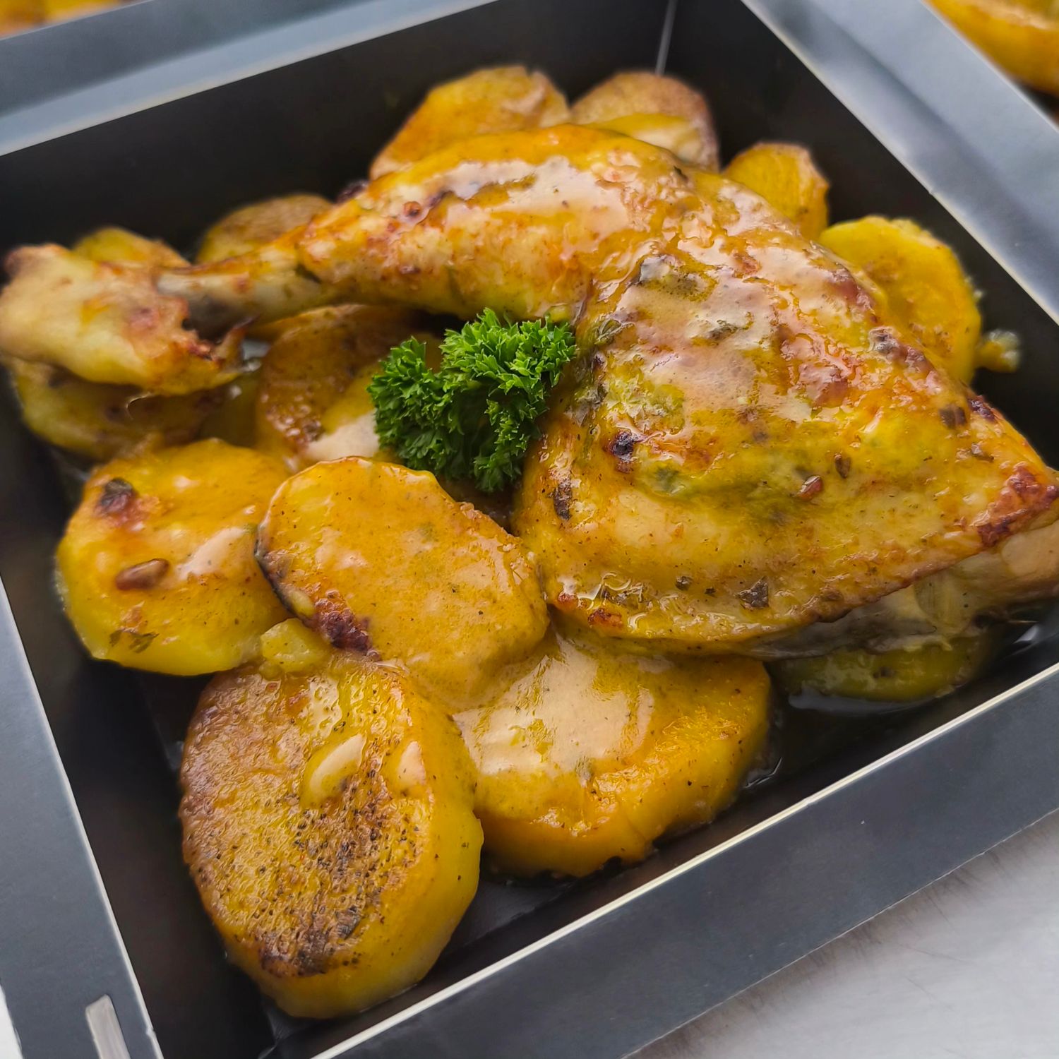 MUSLO de POLLO al horno con Patatas asadas MUSLO de POLLO al horno con Patatas asadas