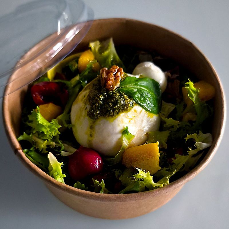 ENSALADA de BURRATA rellena de PESTO con Mango, Cerezas y Nueces