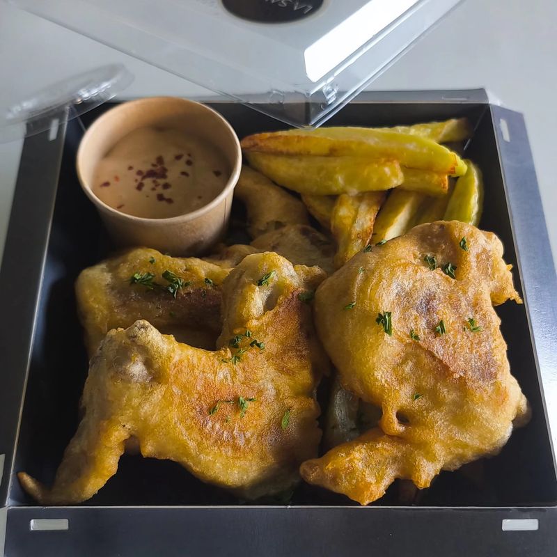 ALITAS en Tempura con patatas y salsa