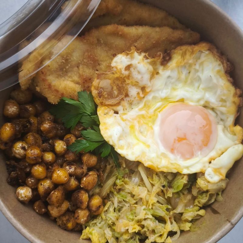 Plato Combinado con Pollo y Huevo frito