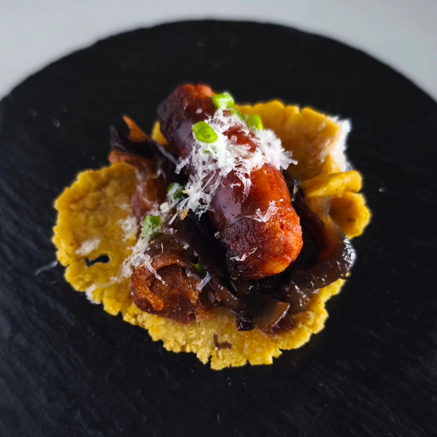 Mini-Talo con Txistorra, Cebolla caramelizada y nieve de Idiazabal