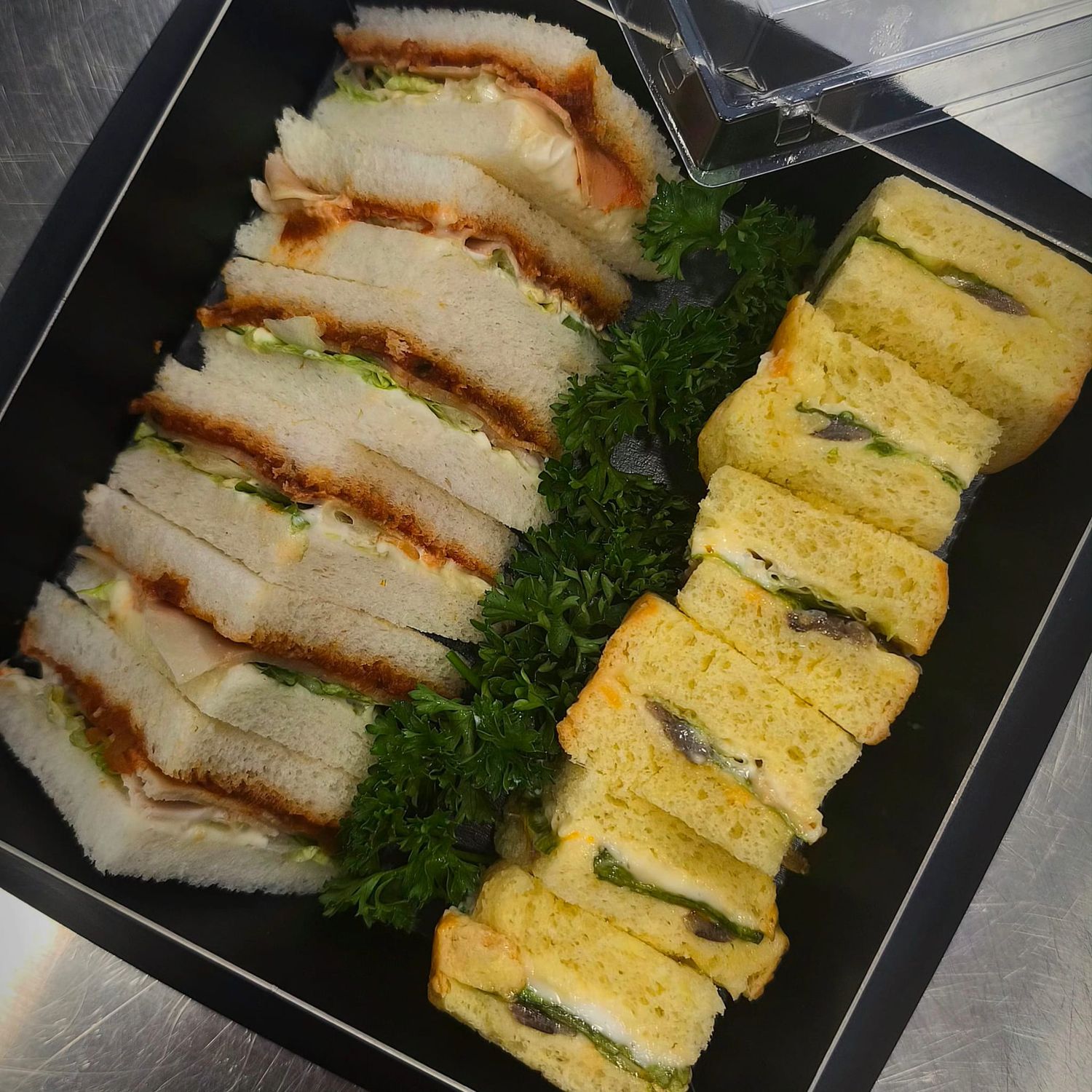 Pack caja mini-sandwiches vegetales con jamón y brioche con anchoa