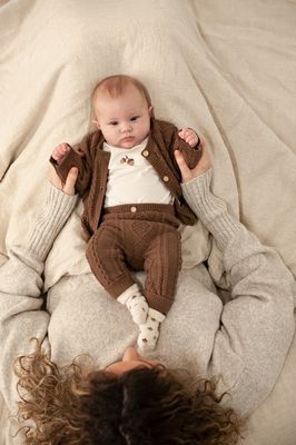 Feetje-Vestje gebreid cable-knit - The Knits-Bruin