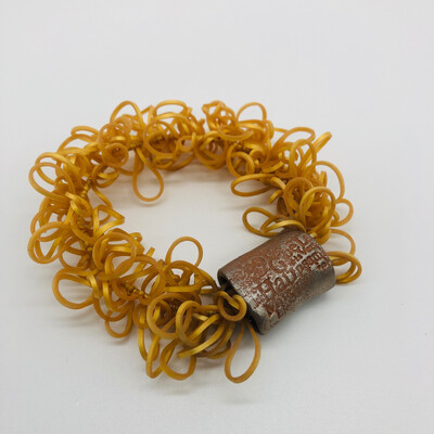 Armband gold mit flacher Keramik“perle“ mit Prägung - versteckter Karabinerverschluss