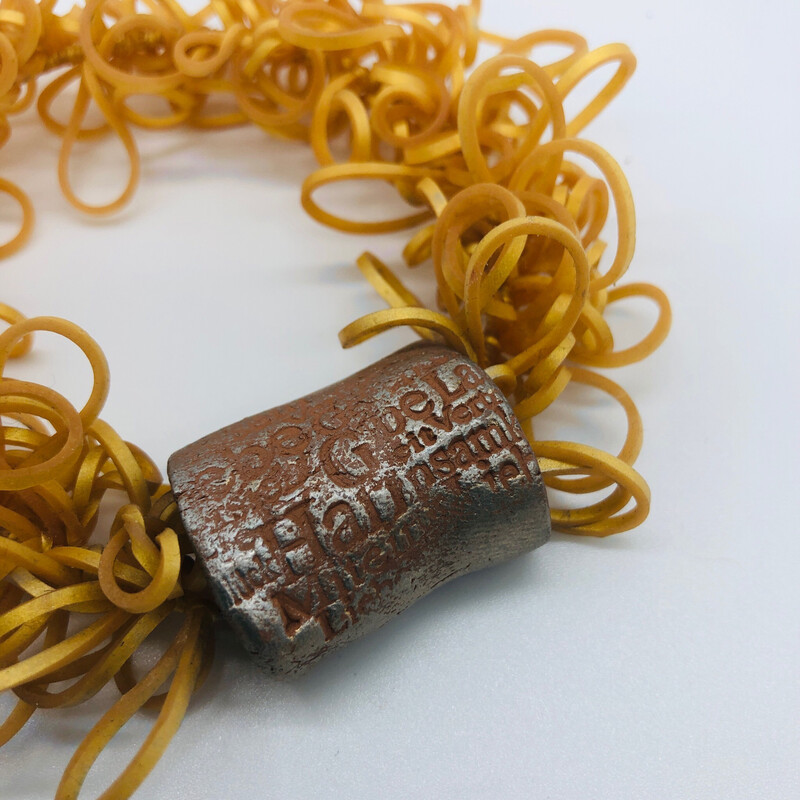 Armband gold mit flacher Keramik“perle“ mit Prägung - versteckter Karabinerverschluss