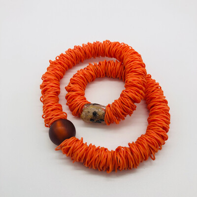 Halskette orange mit zwei Perlen und verstecktem Karabinerverschluss
