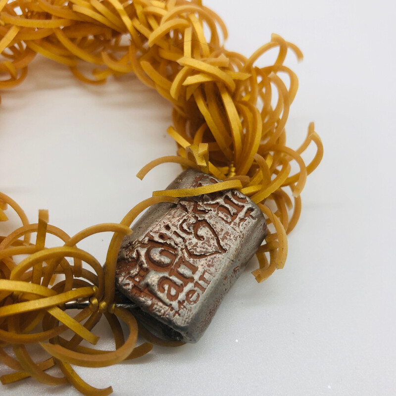 Armband gold mit flacher Keramik“perle“ - versteckter Karabinerverschluss