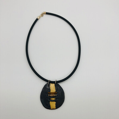 Halskette mit Anhänger Keramik braun/gold mit Perlendetails