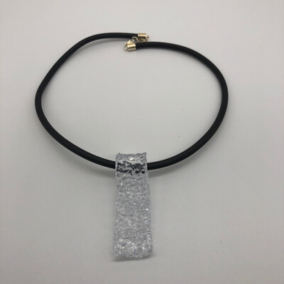 Halskette mit Anhänger transparent