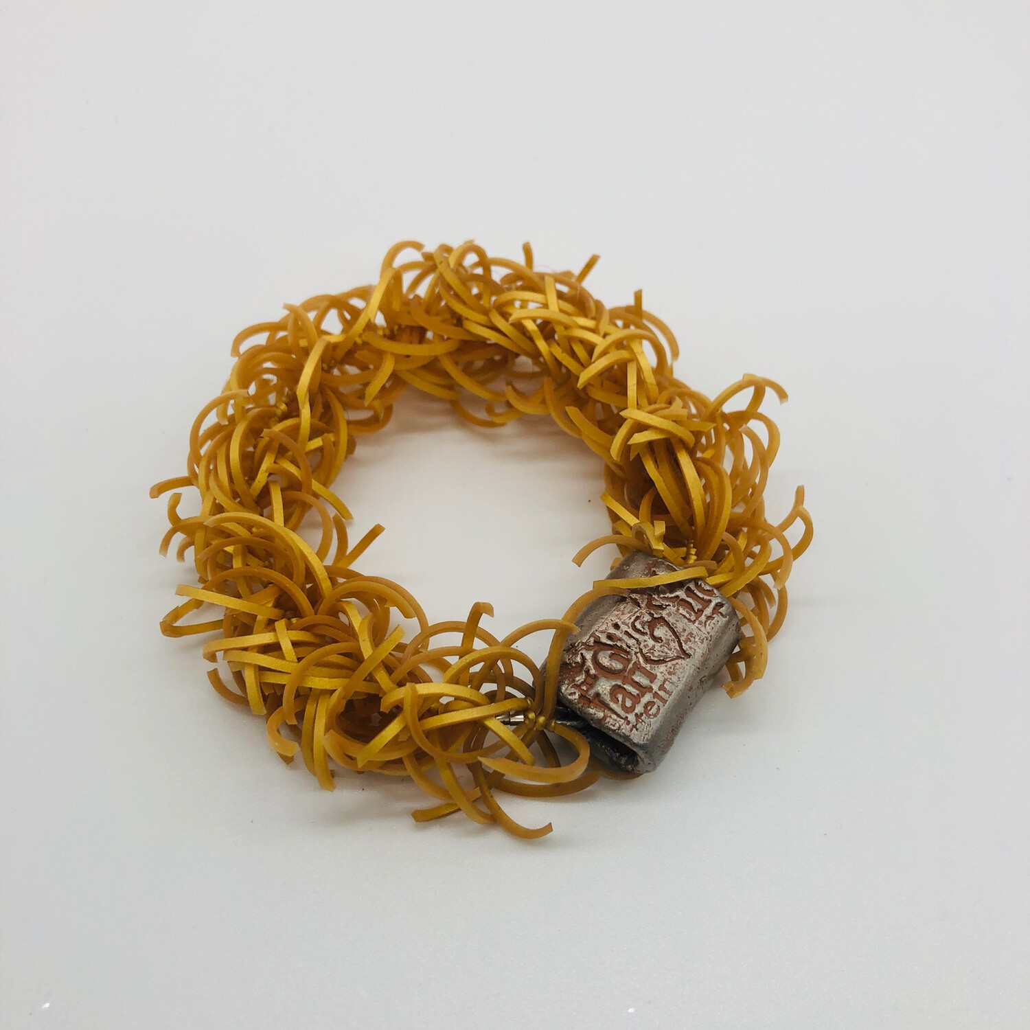 Armband gold mit flacher Keramik“perle“ - versteckter Karabinerverschluss