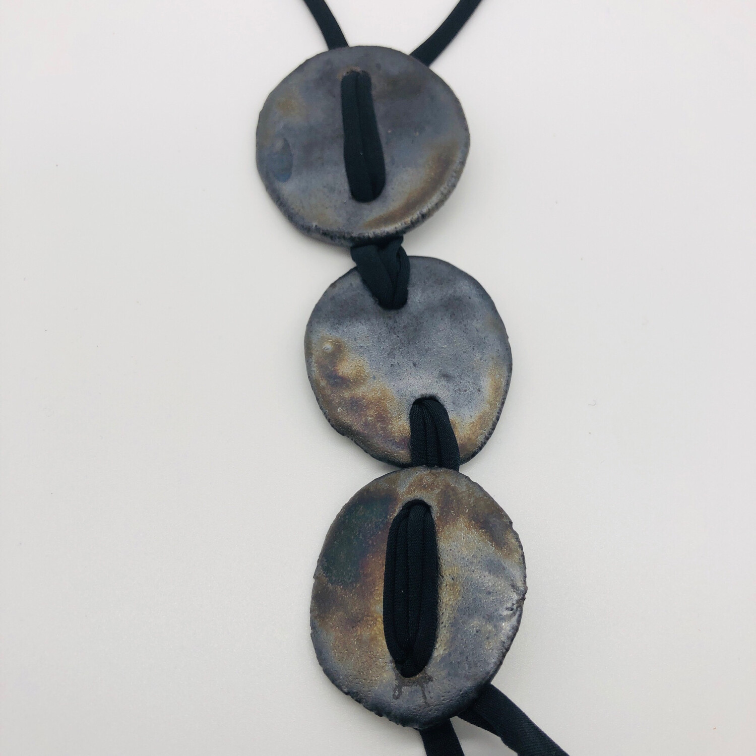 Halskette lang mit drei Keramikscheiben metallic glasiert
