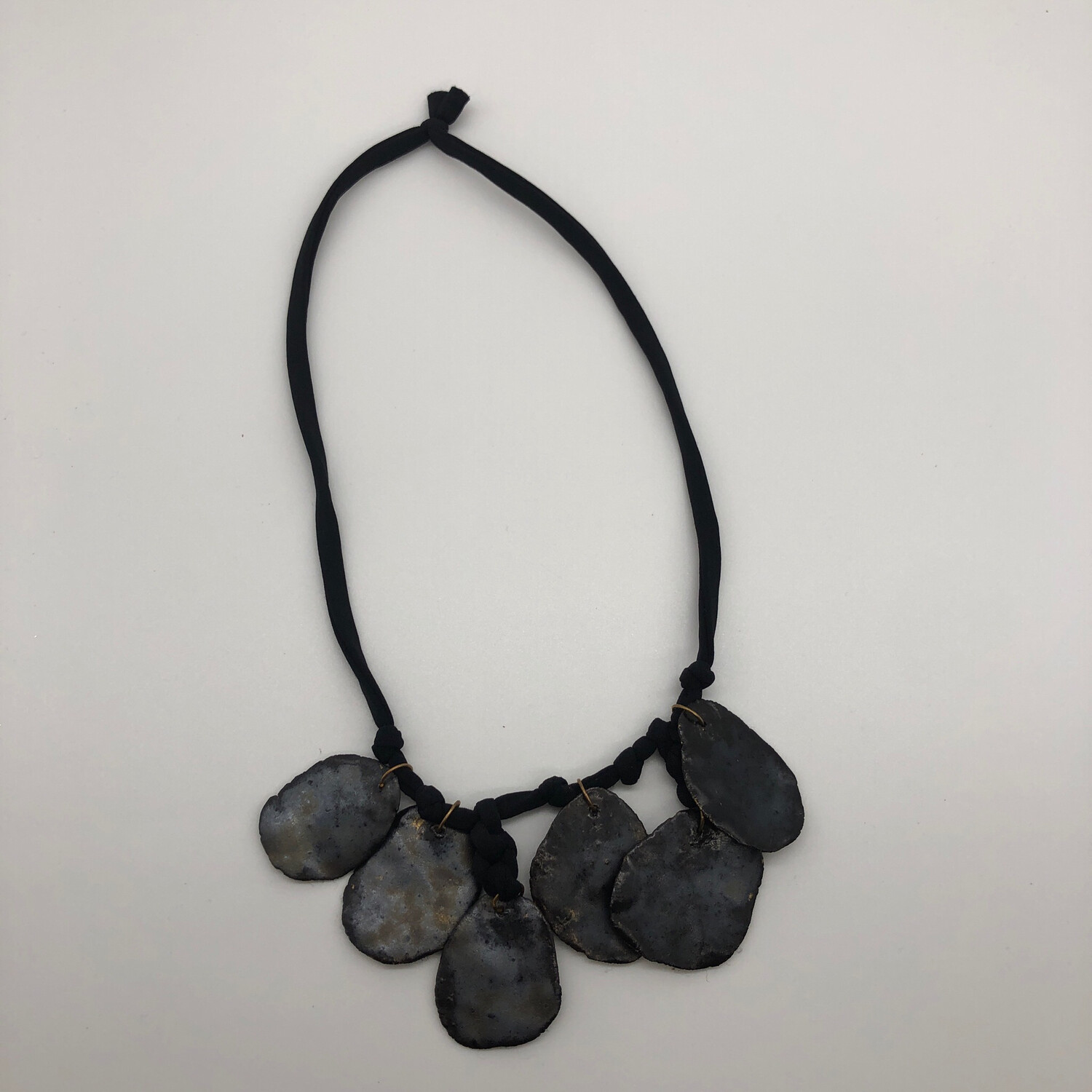 Halskette mit 6 Keramikanhängern metallic glasiert