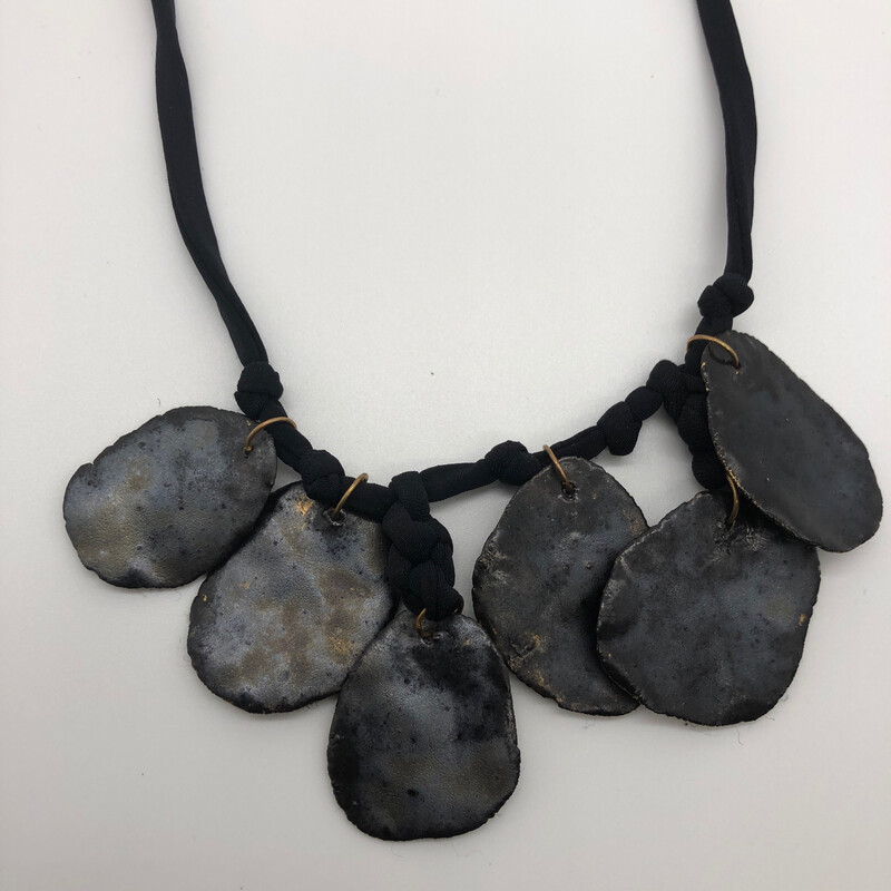 Halskette mit 6 Keramikanhängern metallic glasiert