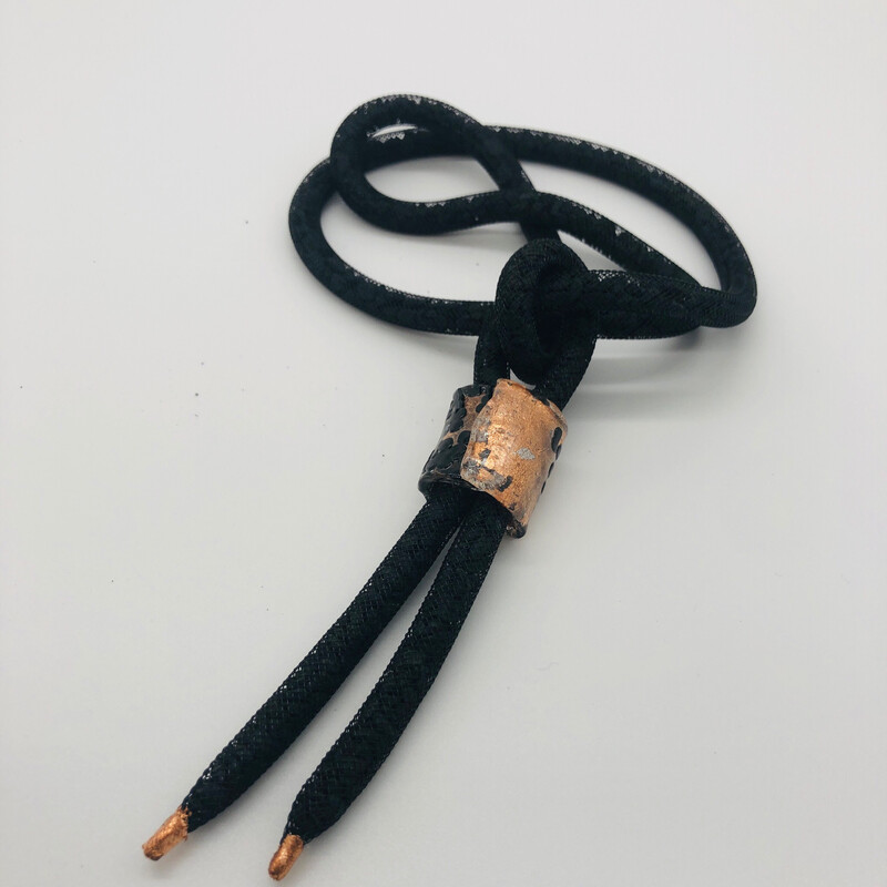 Halskette Mesh mit Schiefergranulat und Perle in rosé/schwarz