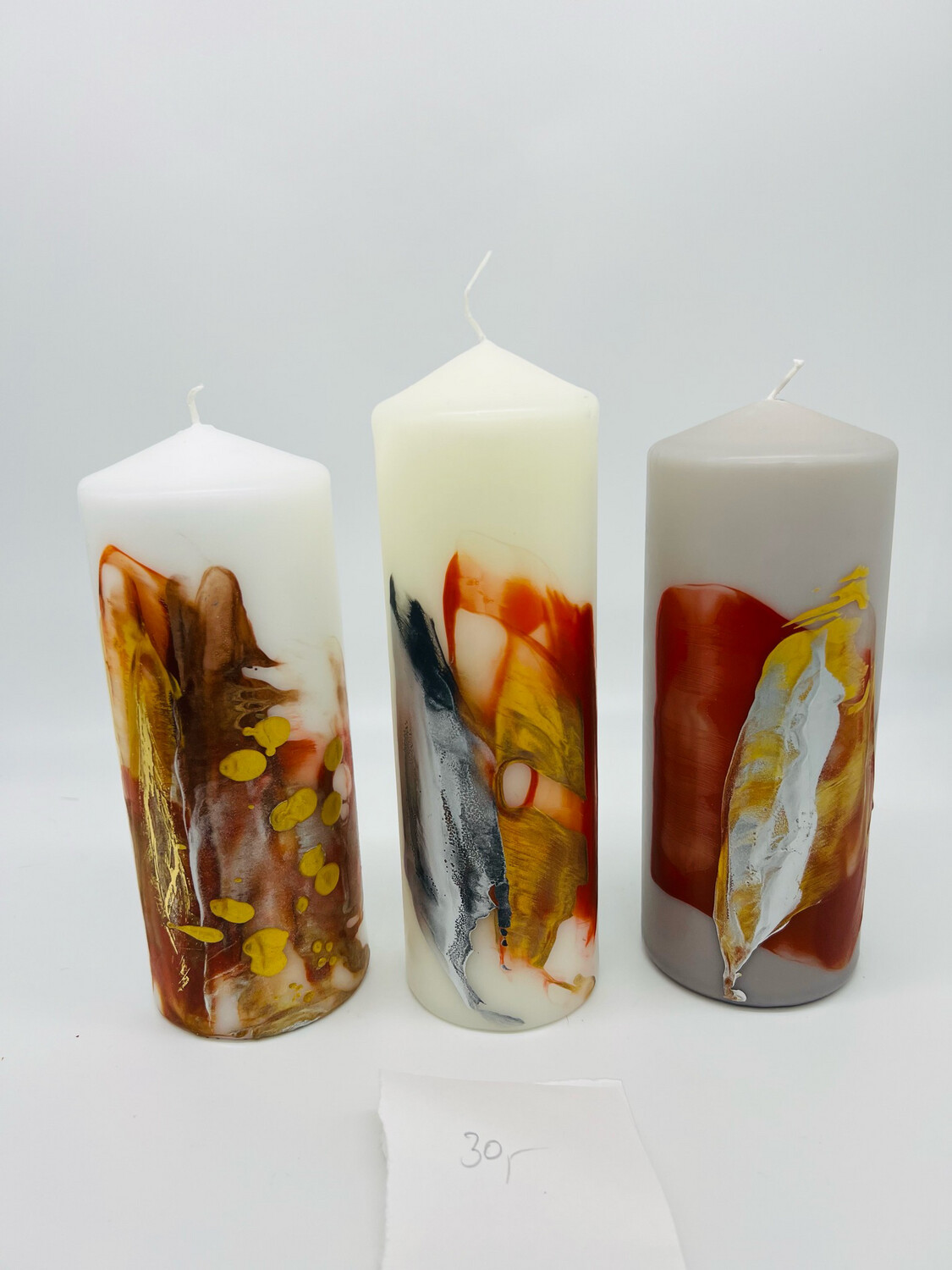 Trauerkerze, grau, Encaustic Rottöne/Gold/Silber, mit Kreuz und „Du fehlst“ aus Blattwachs