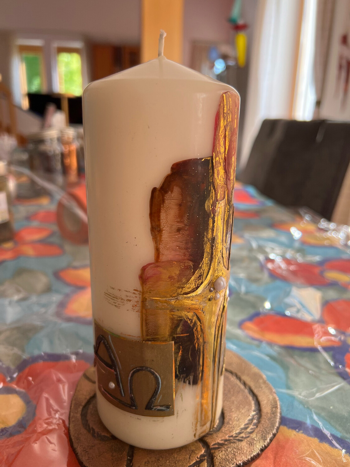 Trauerkerze „Loisi“ - Encaustic Braun-Rottöne mit Gold, Kreuz, Ähren, Alpha/Omega, Name - Perlen, Kristalle