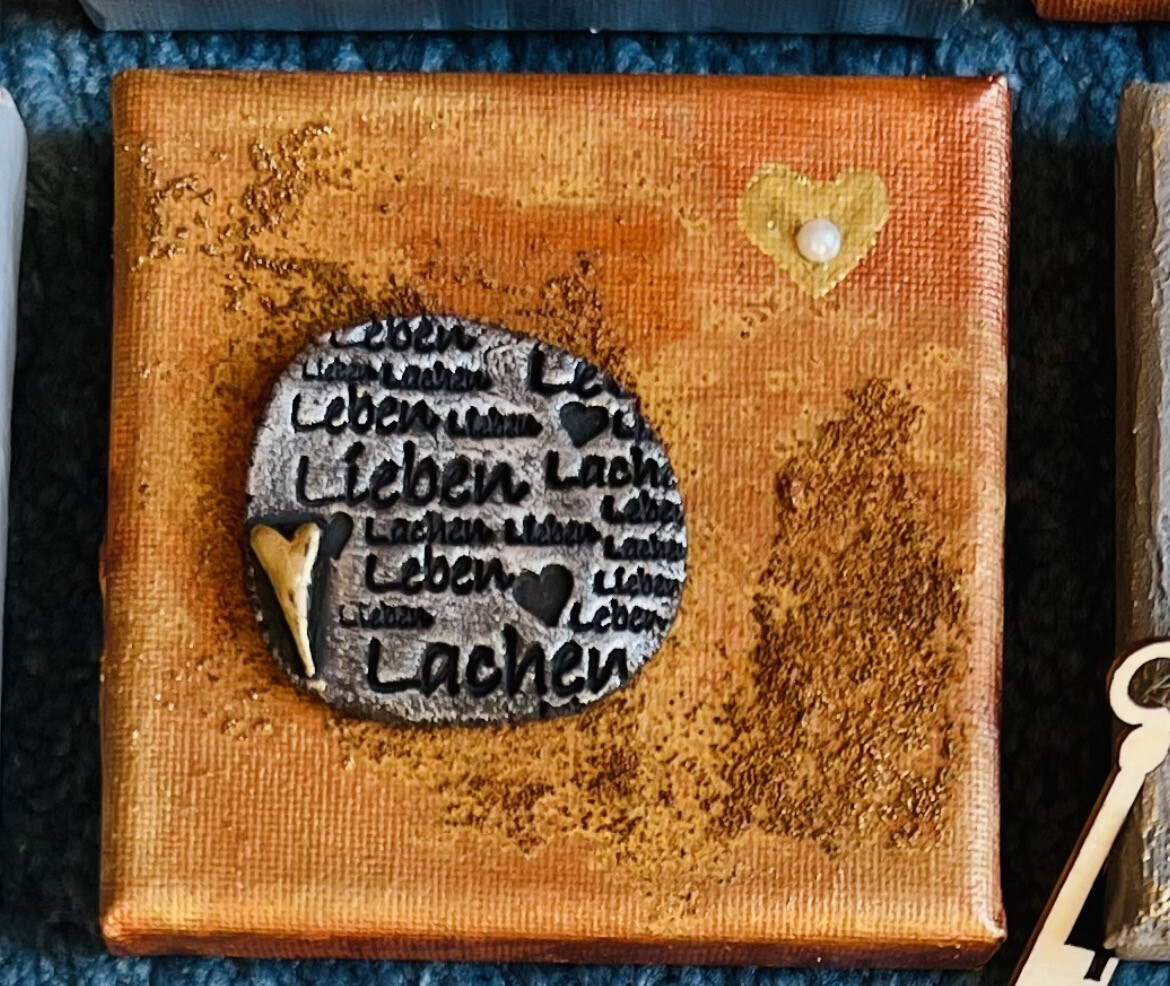 Kleine Leinwand in Rostoptik mit Tontafel und kleinem Goldherz mit Perle