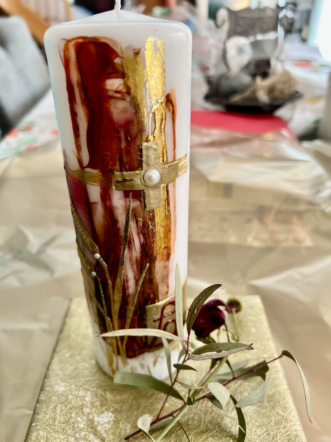 Trauerkerze Encaustic Rot/Brauntöne, Kreuz, Ähren, Alpha/Omega, Perlen
