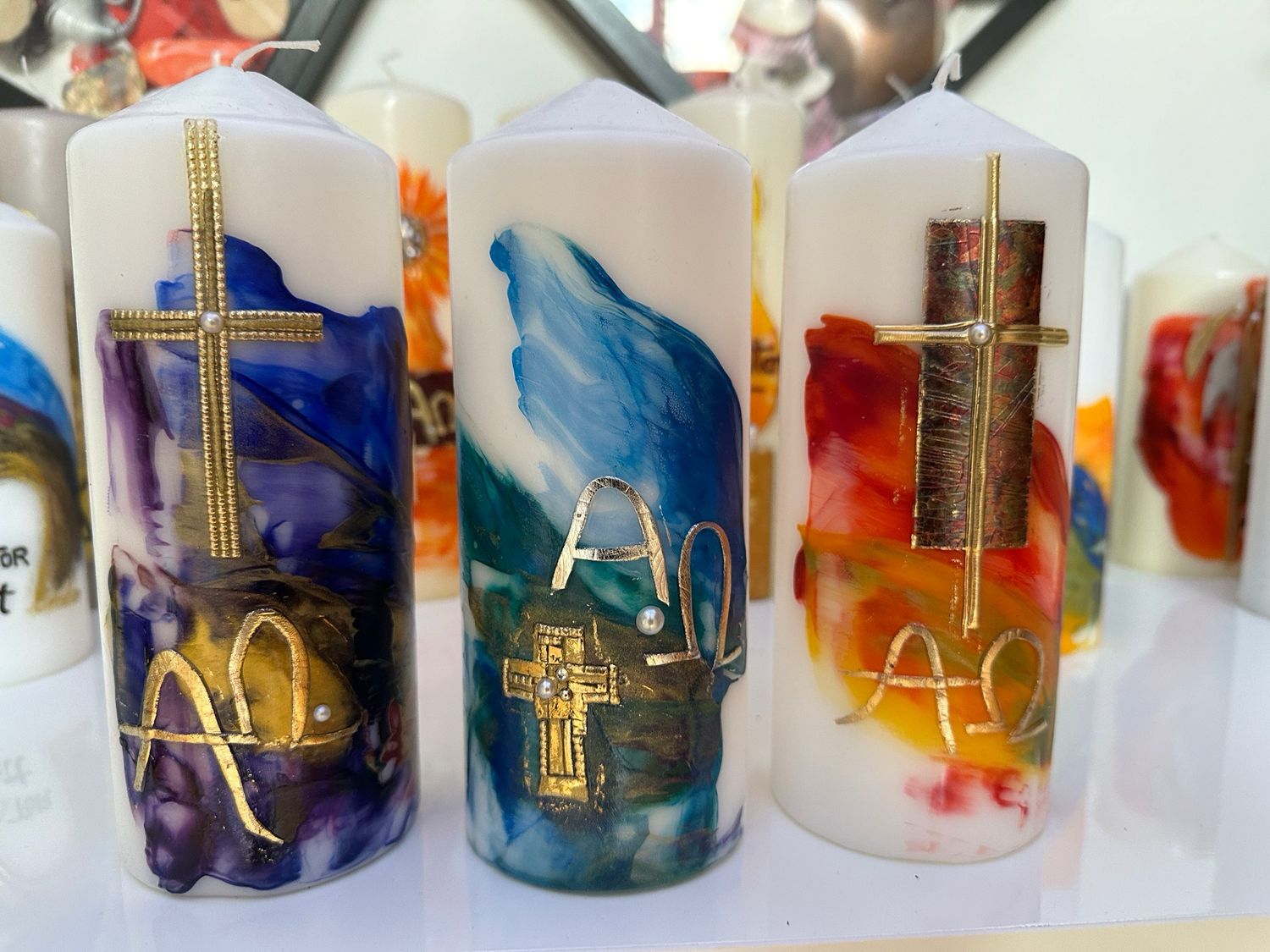 Trauerkerze Encaustic Rottöne mit Kreuz und Alpha/Omega
