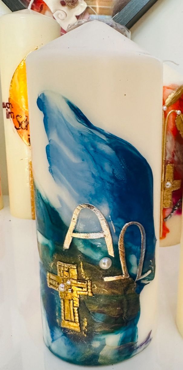 Trauerkerze mittlere Größe - Encaustic Blautöne, Blattwachs, Alpha/Omega/Kreuz mit Perlen