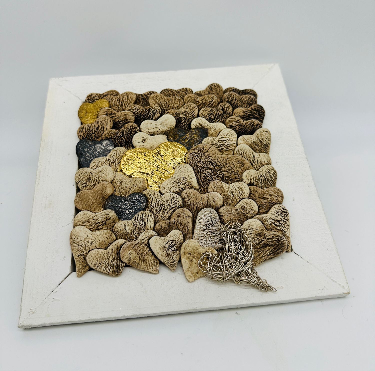 Holzrahmen mit vielen Tonherzen -20x20 cm